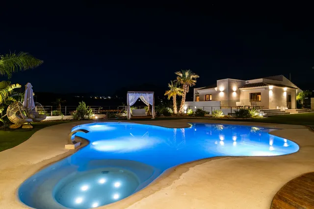 Exclusieve villa in avondlicht
